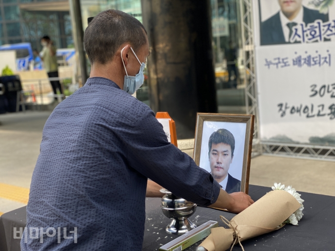 Father of Kim Jae-soon is making memorial altar for his son